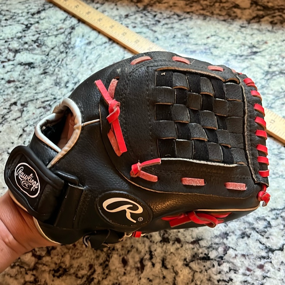 RAWLINGS youth mitt 11” back and red leather basket web mitt right hand throw.